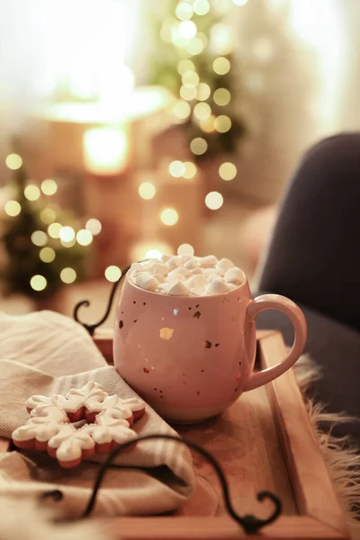 Šálek Horkého Nápoje Marshmallows Sušenkou Dřevěném Podnosu Uvnitř Vánoční Atmosféra — Stock fotografie