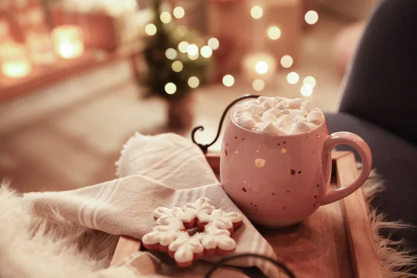Xícara Bebida Quente Com Marshmallows Biscoito Bandeja Madeira Dentro Casa — Fotografia de Stock
