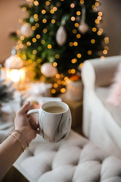 Mulher Com Xícara Cacau Quarto Decorado Para Natal Close — Fotografia de Stock