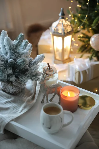 Tazza Cacao Candela Cervo Decorativo Vassoio Casa Celebrazione Natale — Foto Stock