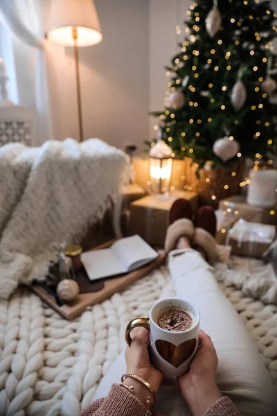 Kvinna Med Kopp Kakao Rummet Dekorerad För Jul Närbild — Stockfoto