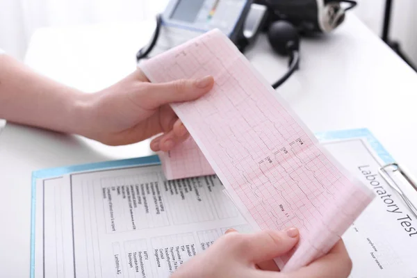 Médico Examinando Cardiograma Mesa Clínica Primer Plano — Foto de Stock