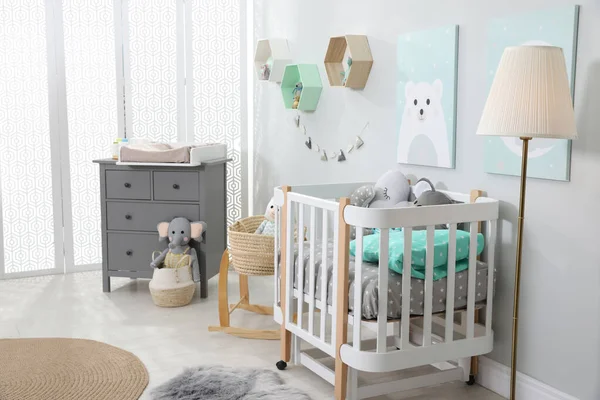 舒适的婴儿房 配有婴儿床和其他家具 室内设计 — 图库照片