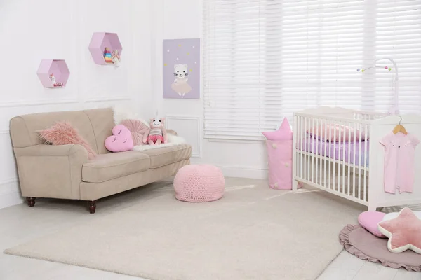 舒适的婴儿房 有婴儿床和沙发 室内设计 — 图库照片
