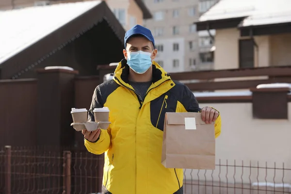 Mensajero Máscara Médica Sosteniendo Comida Para Llevar Bebidas Cerca Casa —  Fotos de Stock