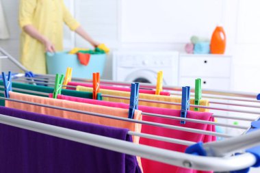 Temiz çamaşırlar kurutma askısına asılıyor, kapalı, kapalı.