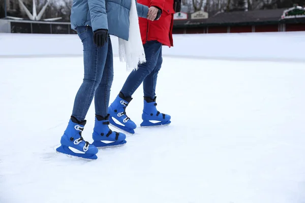 Pareja Patinaje Largo Pista Hielo Aire Libre Primer Plano — Foto de Stock