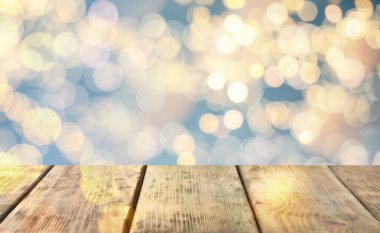 Boş ahşap yüzey ve arka planda bulanık Noel ışıkları, bokeh etkisi