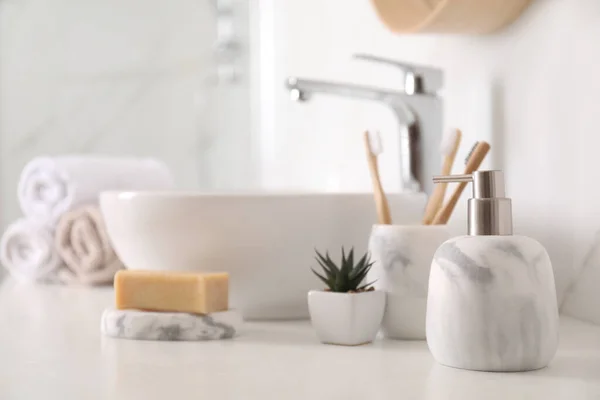 Тримач Зубними Щітками Рослинами Різними Туалетами Біля Раковини Ванній Кімнаті — стокове фото