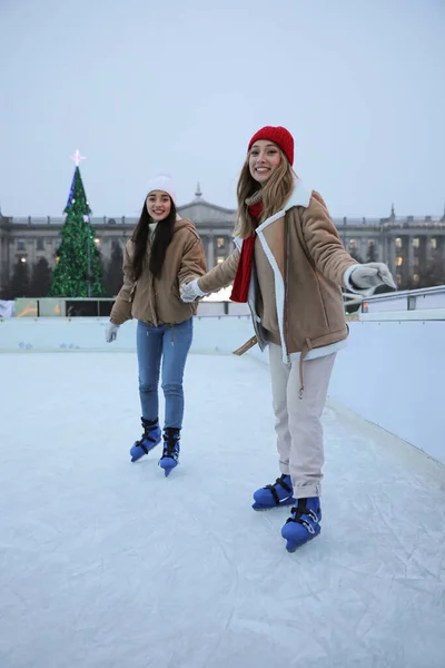 Gelukkig Jonge Vrouwen Schaatsen Outdoor Ijsbaan — Stockfoto