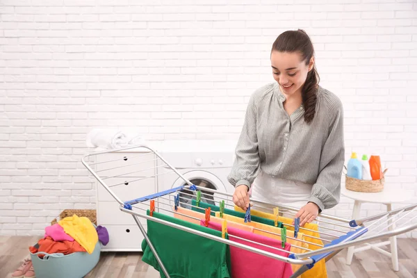 Jonge Vrouw Opknoping Schone Droogrek Binnen — Stockfoto