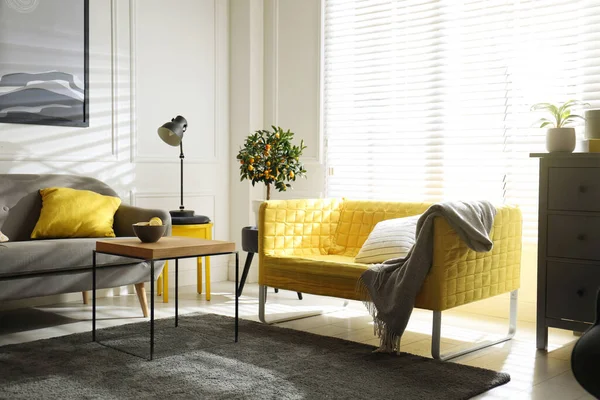 Soggiorno Elegante Con Divani Interior Design Nei Colori Grigio Giallo — Foto Stock