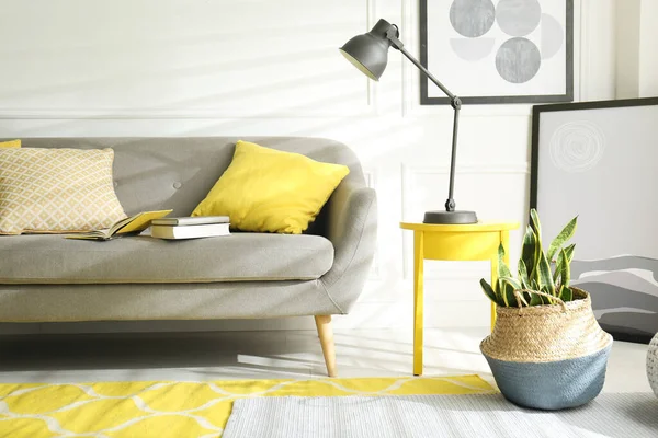 Elegante Salón Con Sofá Diseño Interiores Colores Gris Amarillo — Foto de Stock