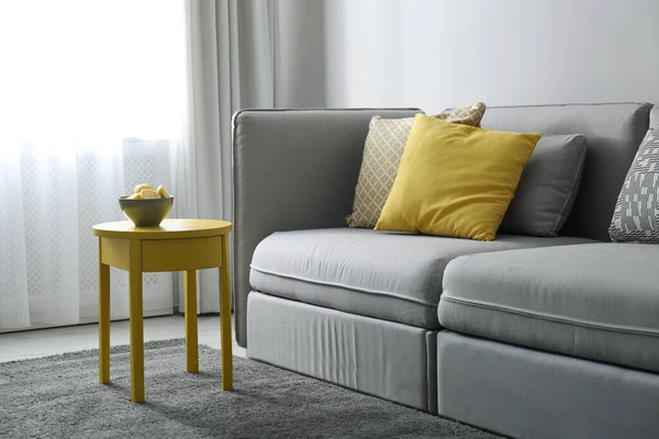 Elegante Salón Con Sofá Diseño Interiores Colores Gris Amarillo — Foto de Stock