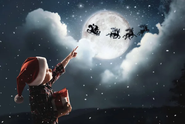 Милый Маленький Мальчик Смотрит Санта Клауса Северными Оленями Небе Полнолуние — стоковое фото