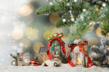 Karda Noel fenerleri olan kompozisyon. Bokeh etkisi