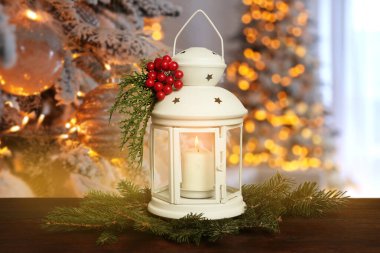 Dekorasyon odasındaki masanın üzerinde Noel feneri olan kompozisyon