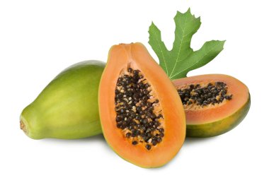 Taze olgun papaya meyveleri ve beyaz arka planda yeşil yaprak.