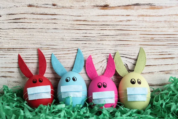 Huevos Teñidos Con Orejas Conejo Máscaras Protectoras Sobre Fondo Madera —  Fotos de Stock
