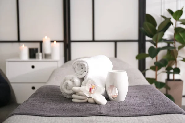 Handtücher Duftlampe Orchideenblume Und Steine Auf Der Couch Wellnessbereich — Stockfoto