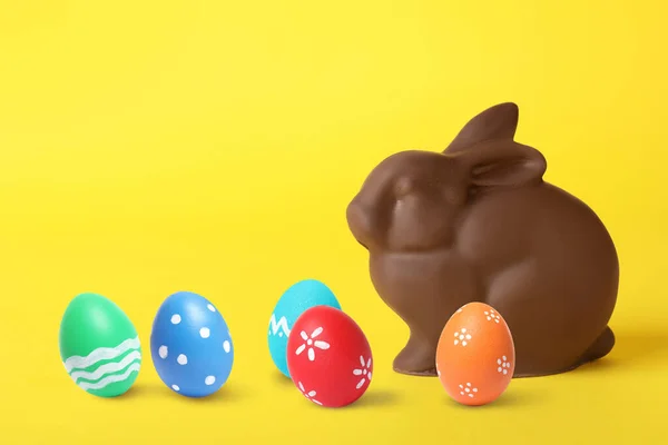 Çikolatalı Tavşan Sarı Arka Planda Paskalya Yumurtaları — Stok fotoğraf