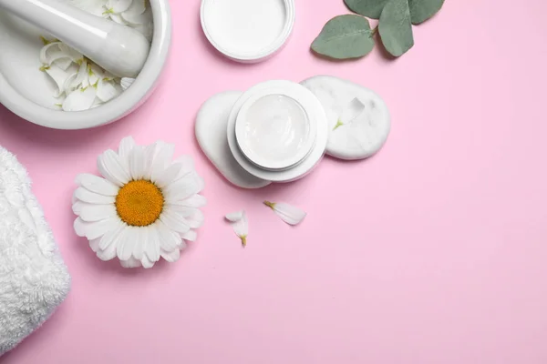 Flat Lay Composition Romomile Flower Cream Pink Background Пространство Текста — стоковое фото