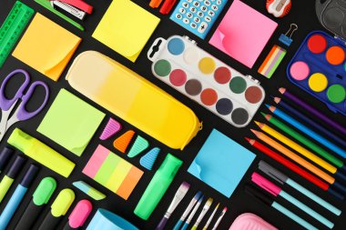 Tahtadaki farklı kırtasiye malzemesi, düz yatış. Okula geri dön.