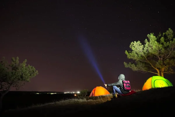 Uomo Con Torcia Luminosa Vicino Tende Campeggio All Aperto Notte — Foto Stock