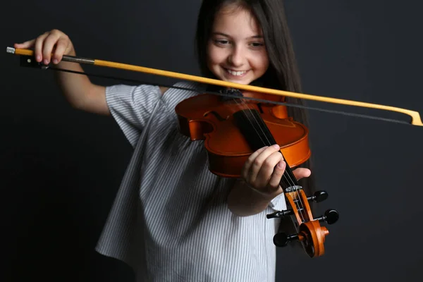 Preteen Menina Tocando Violino Fundo Preto Foco Mão — Fotografia de Stock