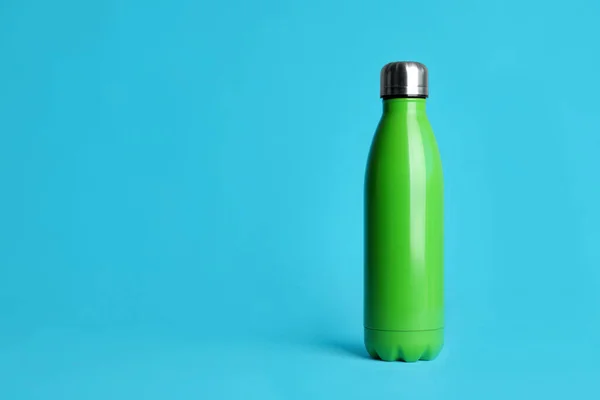 Stilvolle Thermoflasche Auf Hellblauem Hintergrund Platz Für Text — Stockfoto