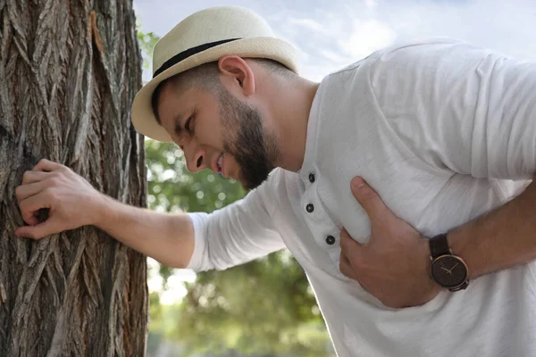 Hombre Teniendo Ataque Corazón Cerca Del Árbol Parque — Foto de Stock