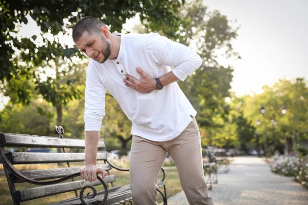 Hombre Teniendo Ataque Corazón Cerca Del Banco Parque — Foto de Stock