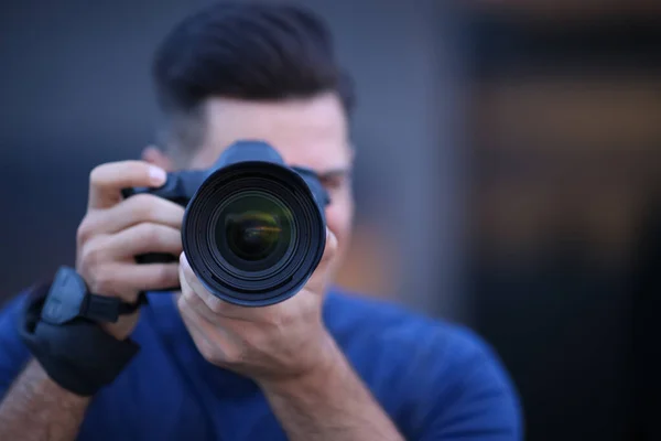 Fotógrafo Tirar Foto Com Câmera Profissional Livre Noite Foco Lente — Fotografia de Stock