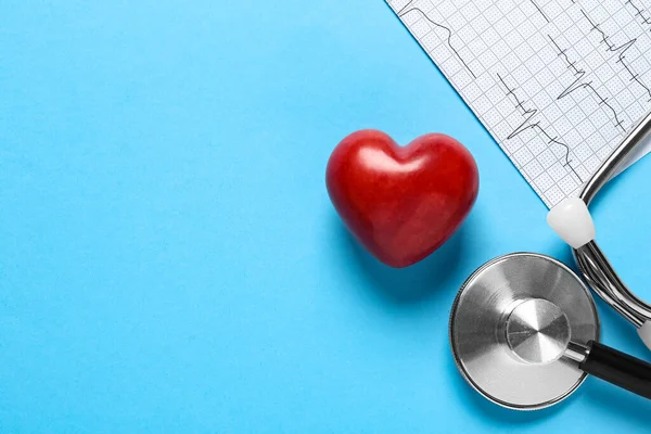 Informe Cardiografía Corazón Decorativo Rojo Estetoscopio Sobre Fondo Azul Claro — Foto de Stock