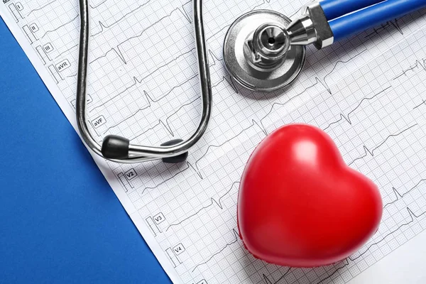 Informe Cardiograma Corazón Decorativo Rojo Estetoscopio Sobre Fondo Azul Plano — Foto de Stock