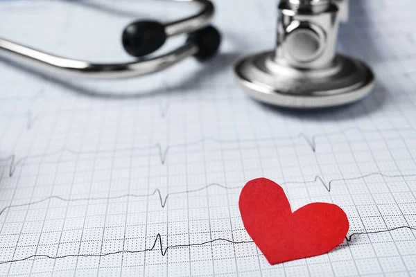 Corazón Papel Rojo Estetoscopio Informe Cardiograma Primer Plano —  Fotos de Stock