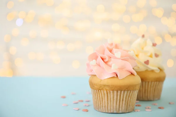 Lekkere Cupcakes Tafel Tegen Wazig Licht Ruimte Voor Tekst Valentijnsdag — Stockfoto