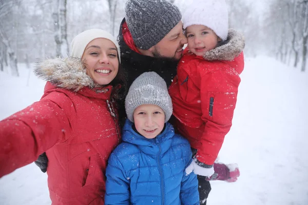 Famiglia Felice Prendendo Selfie All Aperto Giorno Inverno Vacanze Natale — Foto Stock
