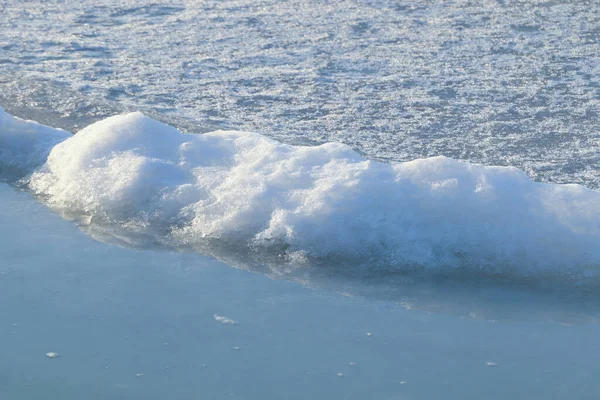 Ijs Smelten Rivierwater Zonnige Dag Vroeg Voorjaar — Stockfoto