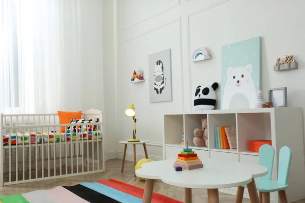 可爱的婴儿房 内饰时尚家具和玩具 — 图库照片
