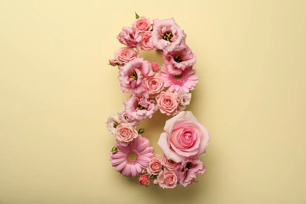ベージュ地に美しいピンクの花で作られたナンバー8は フラットレイアウト 国際女性デー — ストック写真