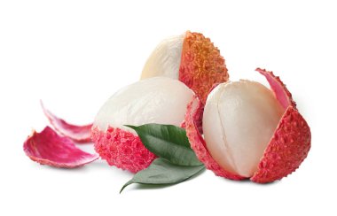 Beyaz arka planda taze olgun liçi meyveleri