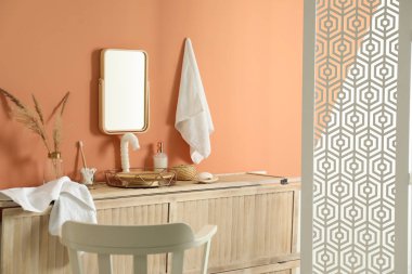 Ahşap klozet ve katlama ekranlı modern banyo.