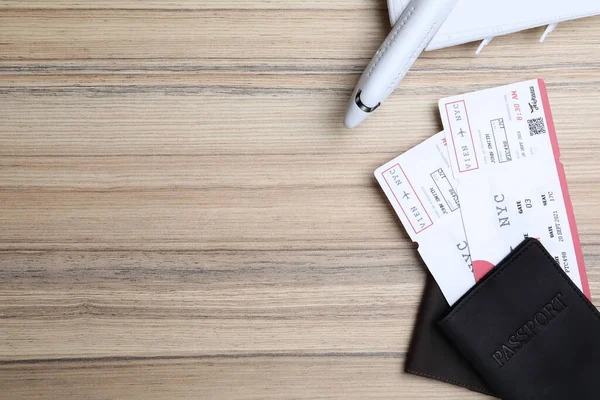 Εισιτήρια Avia Διαβατήρια Και Αεροπλάνο Ξύλινο Τραπέζι Επίπεδη Θέσει Χώρο — Φωτογραφία Αρχείου