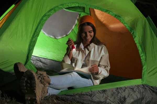 Giovane Donna Con Torcia Lettura Libro Tenda Notte — Foto Stock