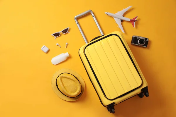 Composizione Flat Lay Con Valigia Accessori Viaggio Fondo Giallo Vacanze — Foto Stock