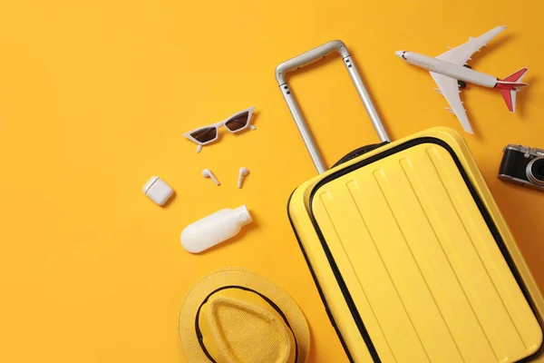 Composizione Flat Lay Con Valigia Accessori Viaggio Fondo Giallo Vacanze — Foto Stock