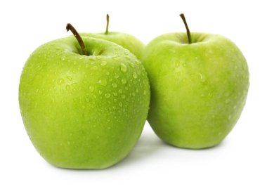 Taze, taze, yeşil elmalar. Su damlaları beyaz üzerine izole edilmiş.