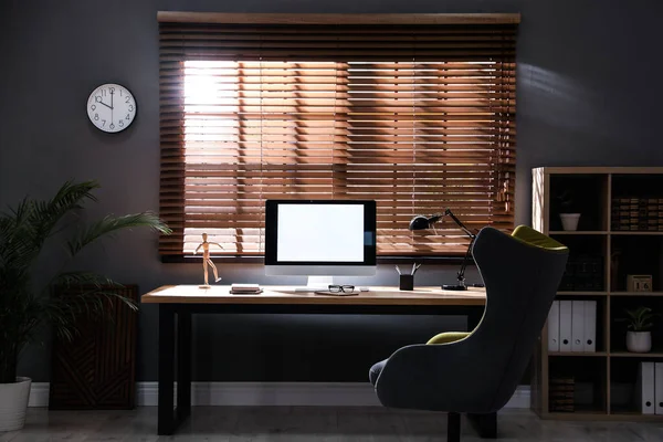 Intérieur Élégant Avec Ordinateur Moderne Chaise Bureau Confortable — Photo