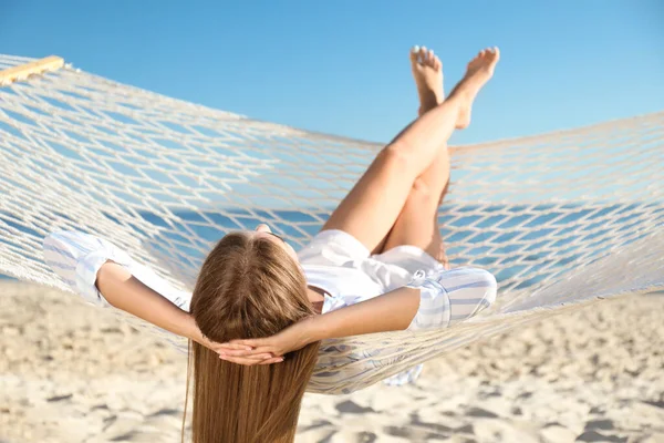 Mujer Joven Relajándose Hamaca Playa —  Fotos de Stock